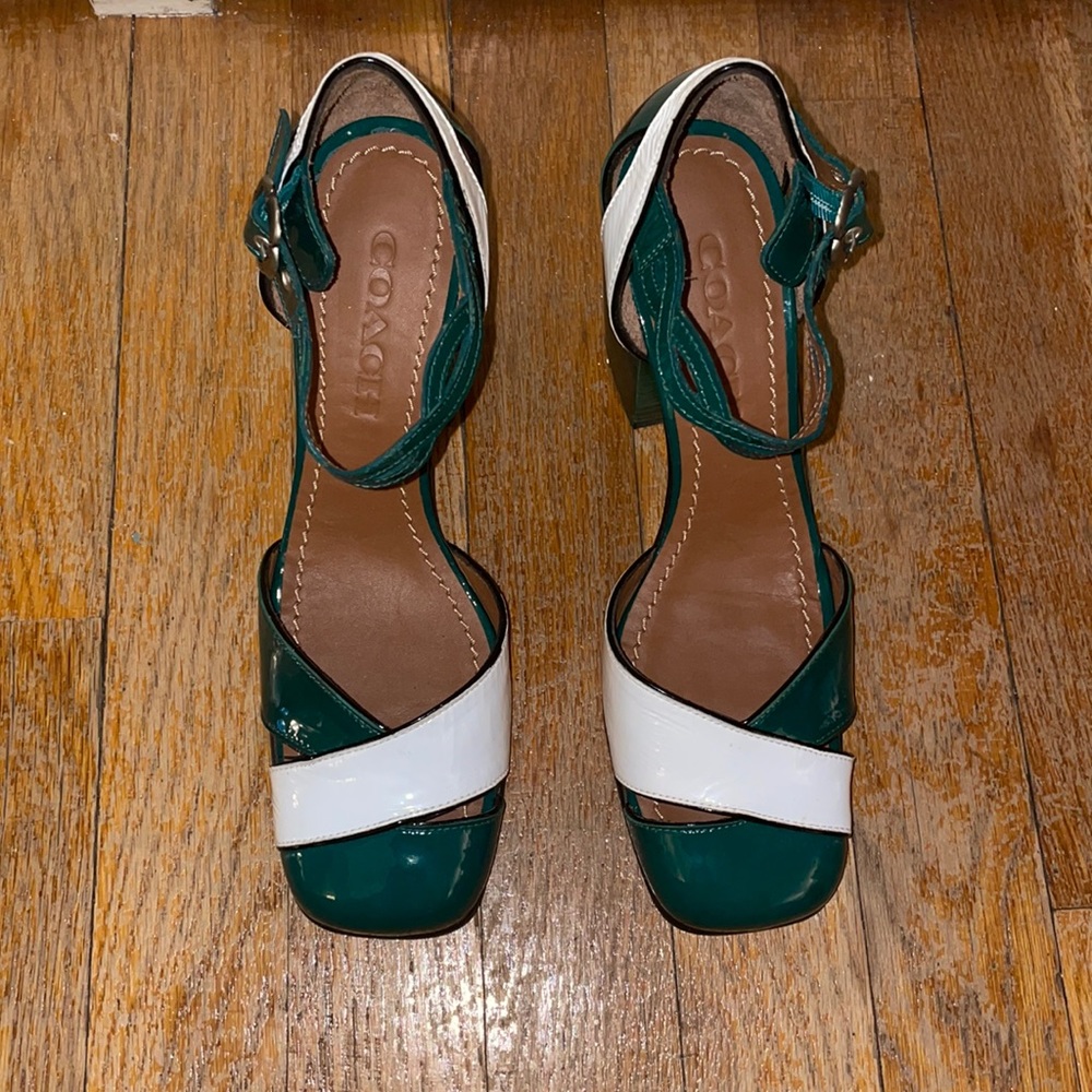 Coach closed toed block heels. SZ 6. Green & white